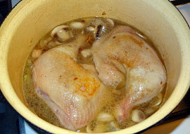 Kuřecí stehna na žampionech s hráškem