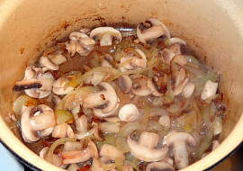 Kuřecí stehna na žampionech s hráškem