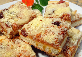 Kynutý koláč s jablky a drobenkou