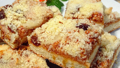 Kynutý koláč s jablky a drobenkou