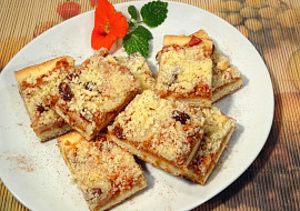 Kynutý koláč s jablky a drobenkou