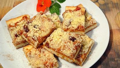 Kynutý koláč s jablky a drobenkou