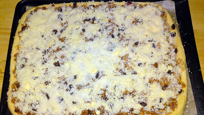 Kynutý koláč s jablky a drobenkou