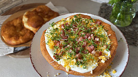 Langoše s česnekovým krémem, šunkou a řeřichou