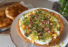 Langoše s česnekovým krémem, šunkou a řeřichou