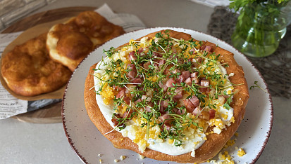 Langoše s česnekovým krémem, šunkou a řeřichou