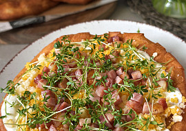 Langoše s česnekovým krémem, šunkou a řeřichou