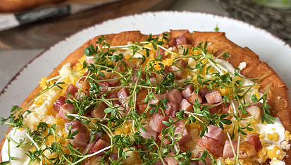 Langoše s česnekovým krémem, šunkou a řeřichou