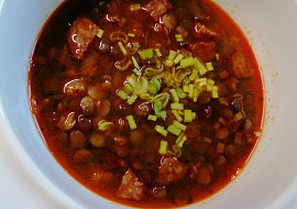 Pikantní čočková polévka s klobásou