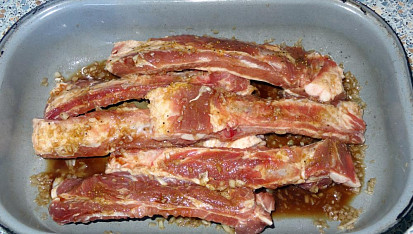 Pikantní pečená vepřová žebírka