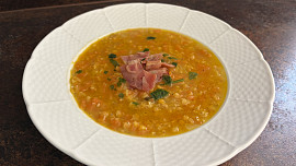 Polévka s mrkví a červenou čočkou