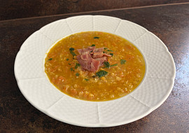 Polévka s mrkví a červenou čočkou