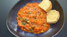 Rychlá fazolová pánev s rajčaty