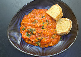 Rychlá fazolová pánev s rajčaty