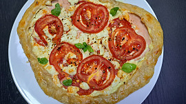 Slaná galetka se sýrem a rajčaty