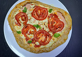 Slaná galetka se sýrem a rajčaty