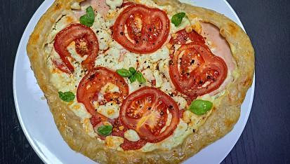 Slaná galetka se sýrem a rajčaty