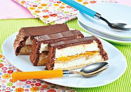 Sušenkový hřbet s kompotovanými broskvemi