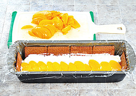 Sušenkový hřbet s kompotovanými broskvemi