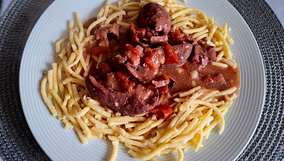 Vepřové ledvinky dušené na cibuli se slaninou