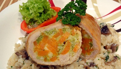 Vepřový závitek s mrkví a brokolicí