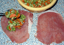 Vepřový závitek s mrkví a brokolicí