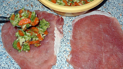 Vepřový závitek s mrkví a brokolicí