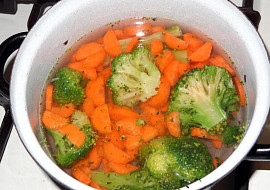 Vepřový závitek s mrkví a brokolicí