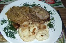 Bůčková roláda klasicky s křimickým dušeným zelím a domácím knedlíkem