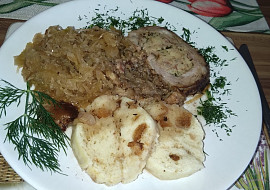 Bůčková roláda s nádivkou (Bůčková roláda klasicky s křimickým dušeným zelím a domácím knedlíkem)