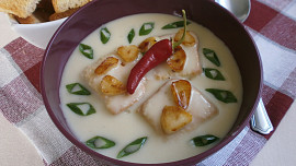 Česnekový krém s opečeným toustem a chilli papričkou