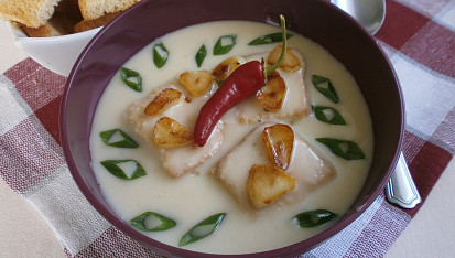 Česnekový krém s opečeným toustem a chilli papričkou