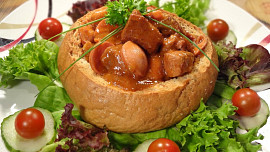 Debrecínský guláš v chlebové bulce