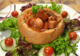 Debrecínský guláš v chlebové bulce