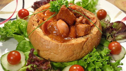 Debrecínský guláš v chlebové bulce