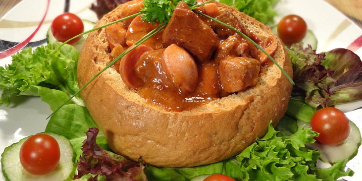 Debrecínský guláš v chlebové bulce