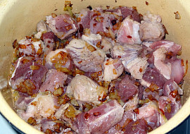 Debrecínský guláš v chlebové bulce