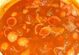 Debrecínský guláš v chlebové bulce