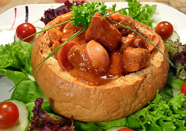 Debrecínský guláš v chlebové bulce