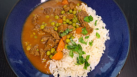 Dušené hovězí na mrkvi a hrášku