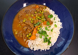 Dušené hovězí na mrkvi a hrášku