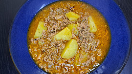 Gulášová polévka s mletým masem