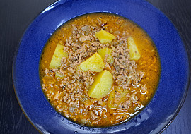 Gulášová polévka s mletým masem