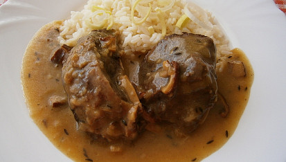 Hovězí krk na špeku a kmíně v papiňáku