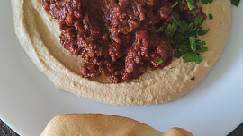 Hummus s mletým masem - izraelská Hamshuka