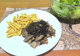 Králičí játra s karamelizovanou cibulí a brusinkami