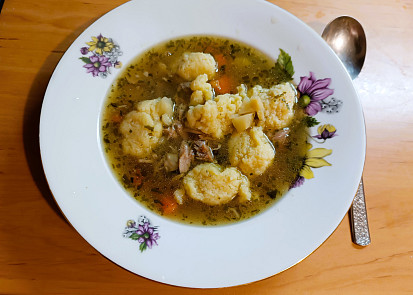 Kuřecí vývar s krupicovými noky