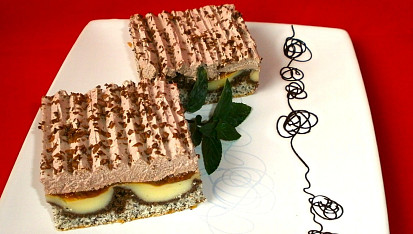 Makovec s pudinkem a šlehačkou