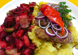 Masové válečky a přílohou z červené řepy a celeru