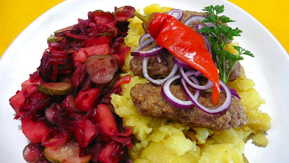 Masové válečky a přílohou z červené řepy a celeru